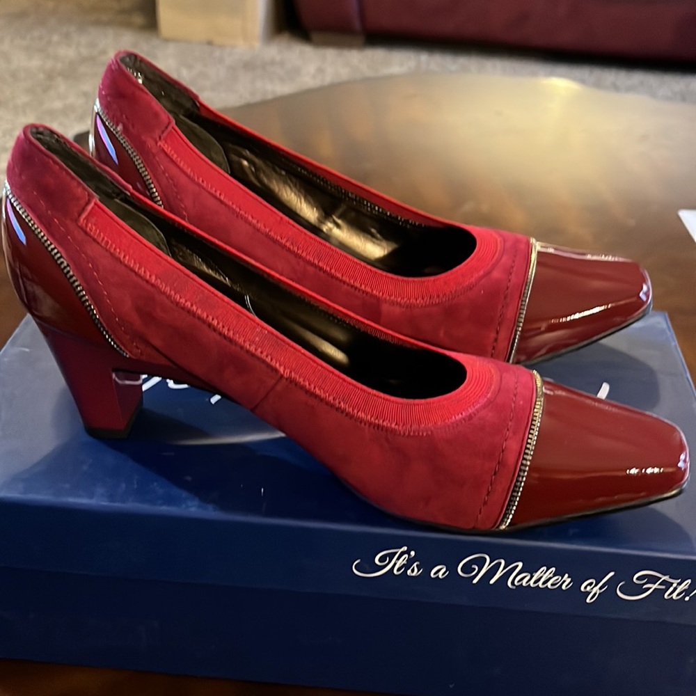 (154) NWT ladies heeled wine color dress shoes by Rose Petals size 6 1/2 medium